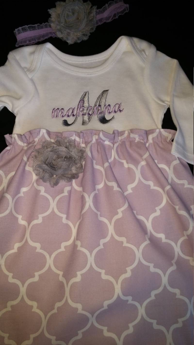 Personalisierte Neugeborenen/Säugling Lavendel Vierpass Mit Grauen Akzenten Nehmen Mich Home Kleid Set | Lavendel Und Graue Farbe von SewnFromTheHeart4U