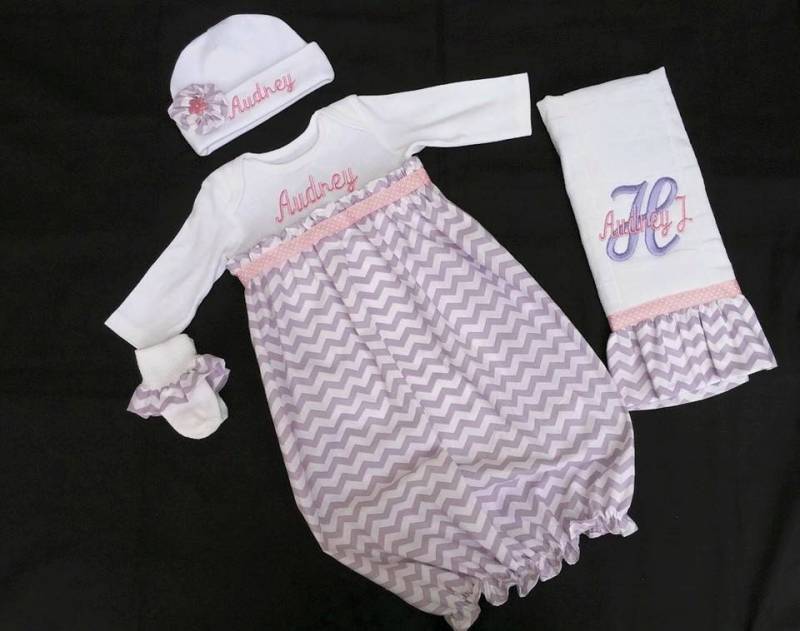 Personalisiertes Neugeborenes/ Säugling Lavendel Chevron Mit Pink Dot Take Me Home Gown Set | Lavendel Und Rosa Farbe von SewnFromTheHeart4U
