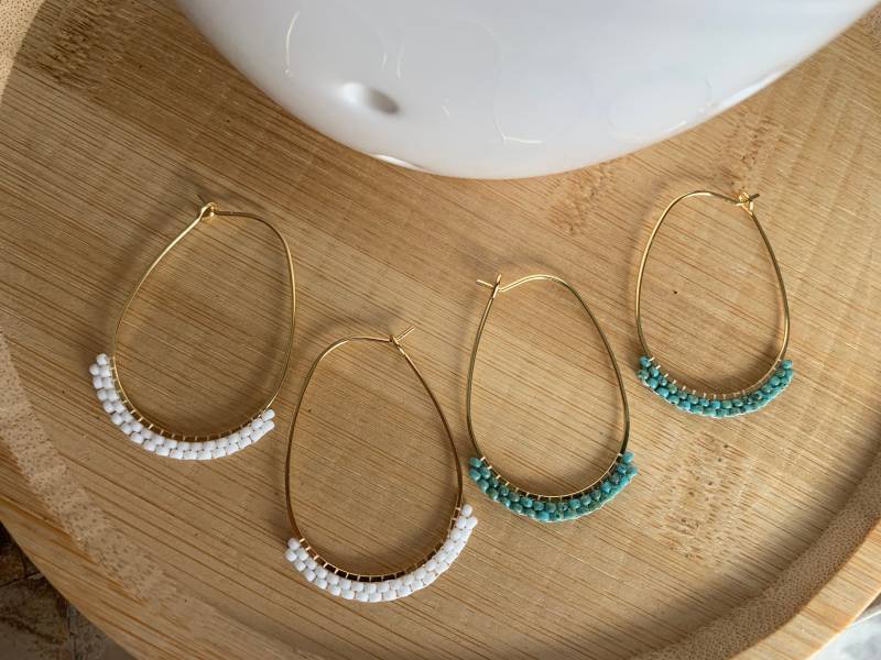 Courtney Perlen Gold Creolen in Türkis Oder Weiß Courtney Perlen Gold Creolen in Türkis Oder Weiß von SewnSeedBeads