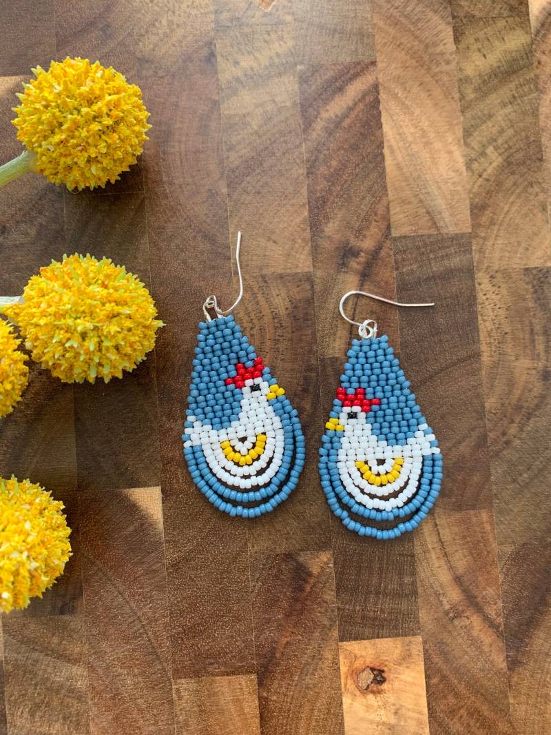 Handgemachte Perlen Huhn Ohrringe in Blau Und Weiß von SewnSeedBeads