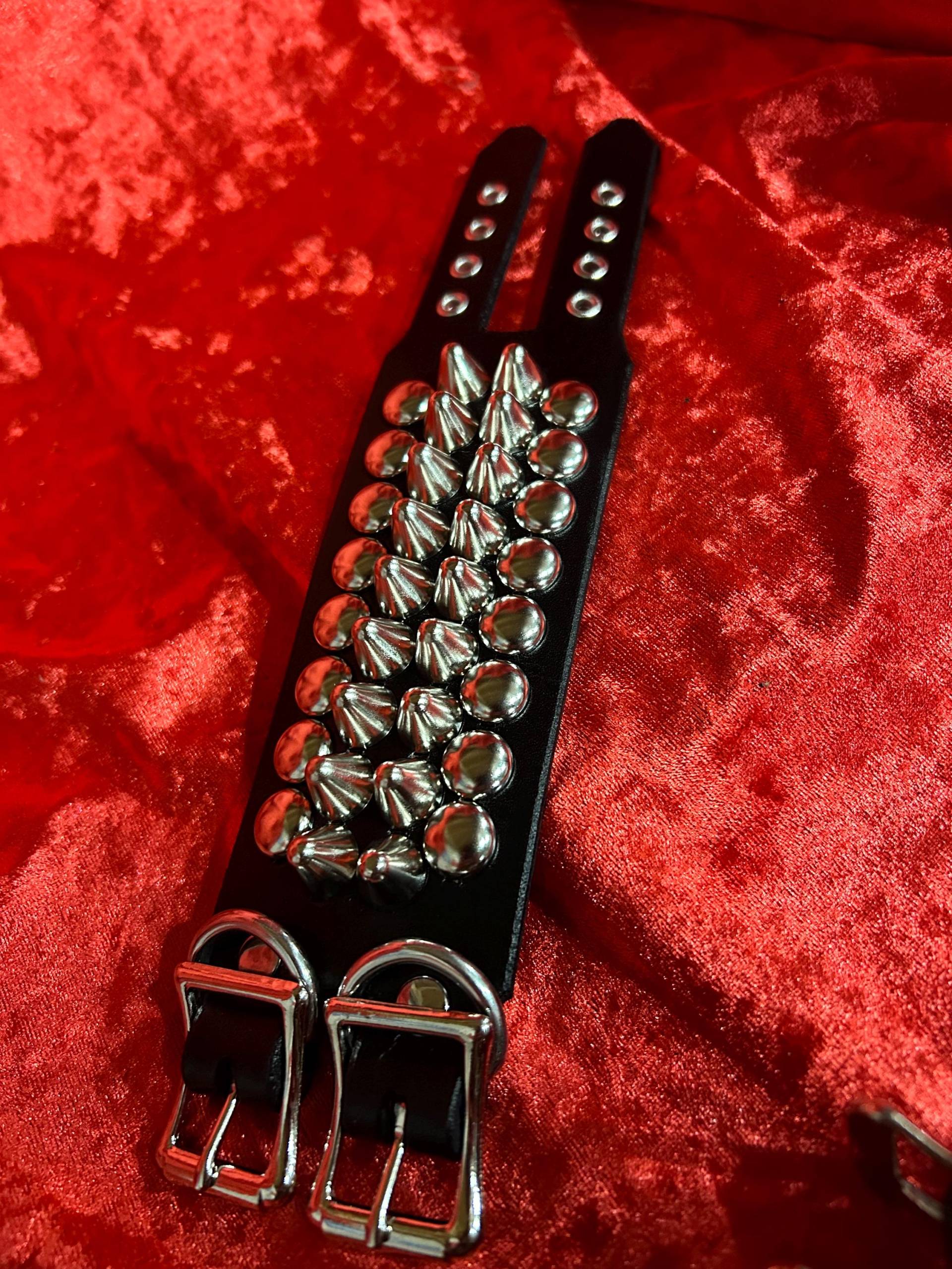 Acid Biker Manschette | Sexman Leder Hohen Kegel & Kuppel Beschlagene Ledermanschette Acid Biker Manschette | Sexman Leder Hohen Kegel & Kuppel Beschlagene Ledermanschette von SexmanLeather