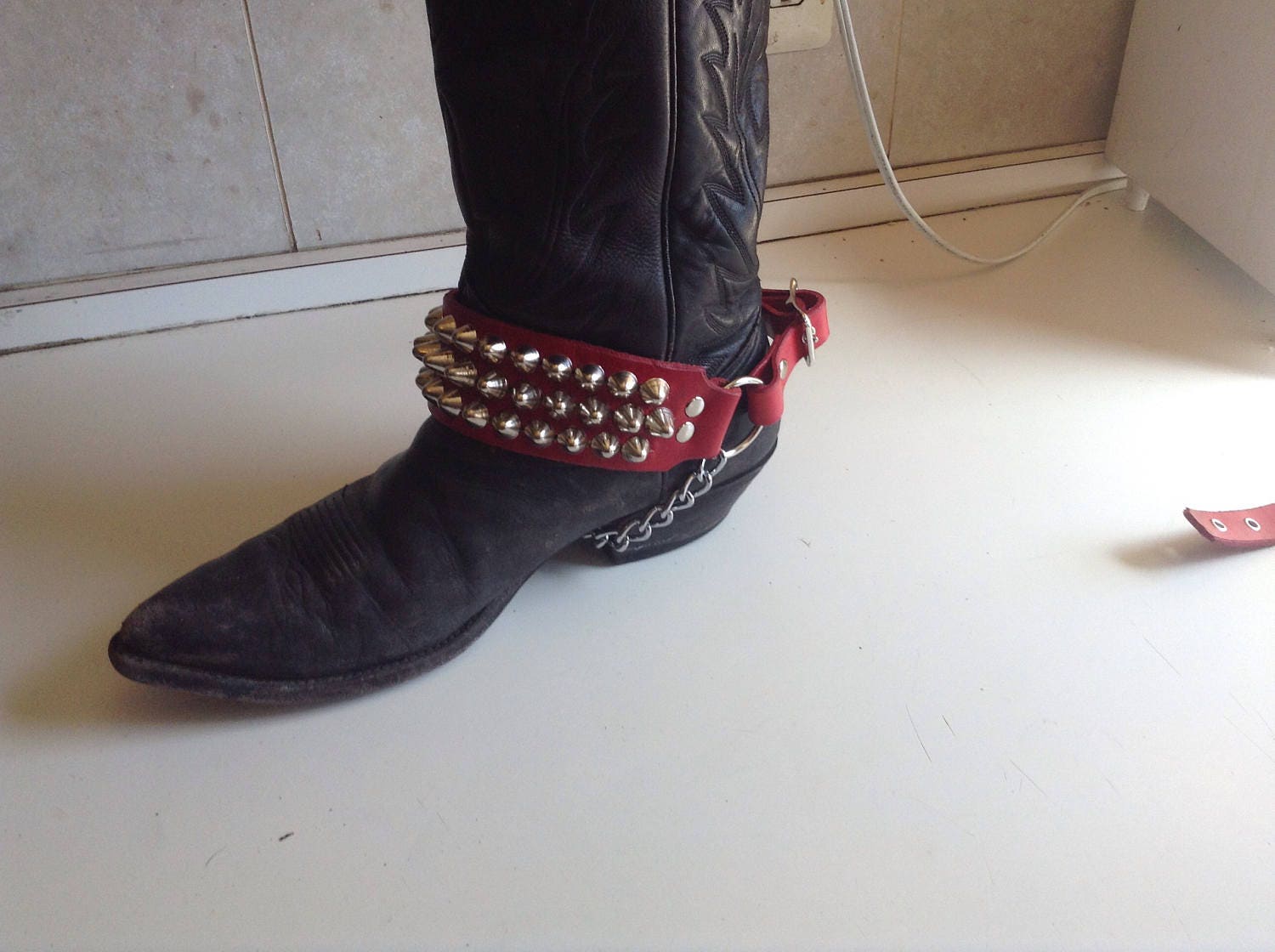 Drei Einreihig Besetzt Bootstrap Auf Rotem Leder Drei Einreihig Besetzt Bootstrap Auf Rotem Leder von SexmanLeather