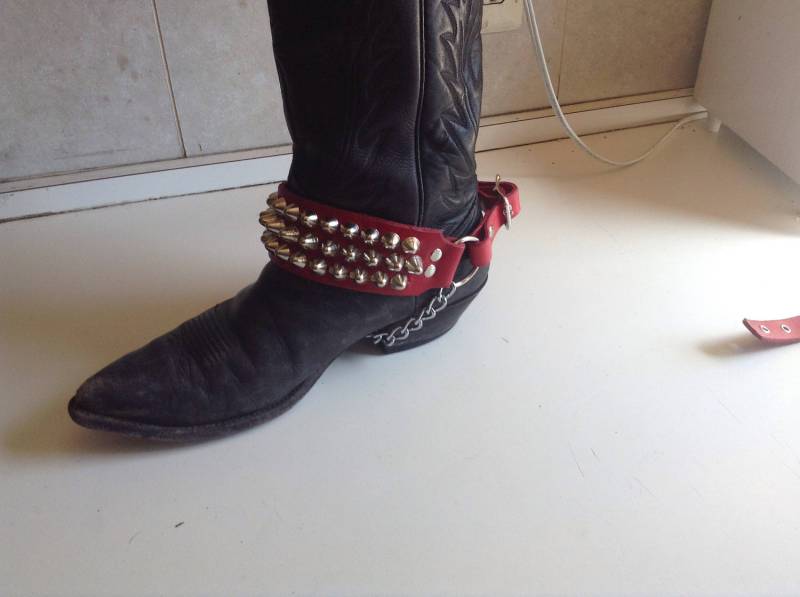 Drei Einreihig Besetzt Bootstrap Auf Rotem Leder von SexmanLeather