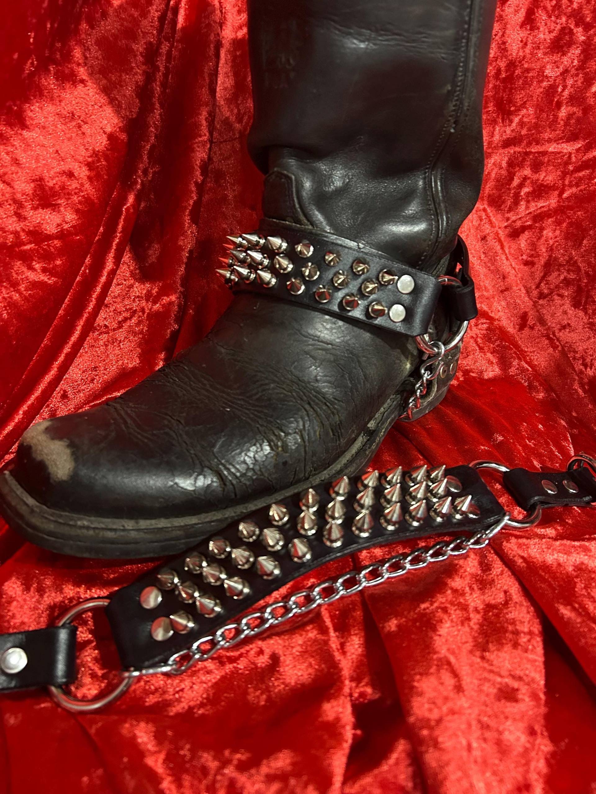 Ein Paar Dreireihige Spitz-stiefelriemen Ein Paar Dreireihige Spitz-stiefelriemen von SexmanLeather