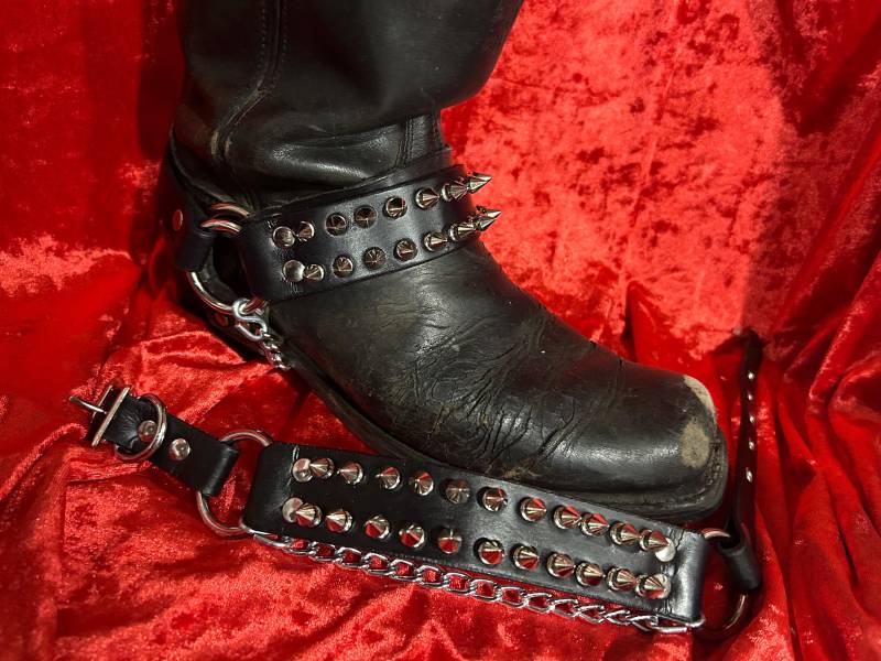 Ein Paar Punk Spitzstiefel Mit Nieten Ein Paar Punk Spitzstiefel Mit Nieten von SexmanLeather