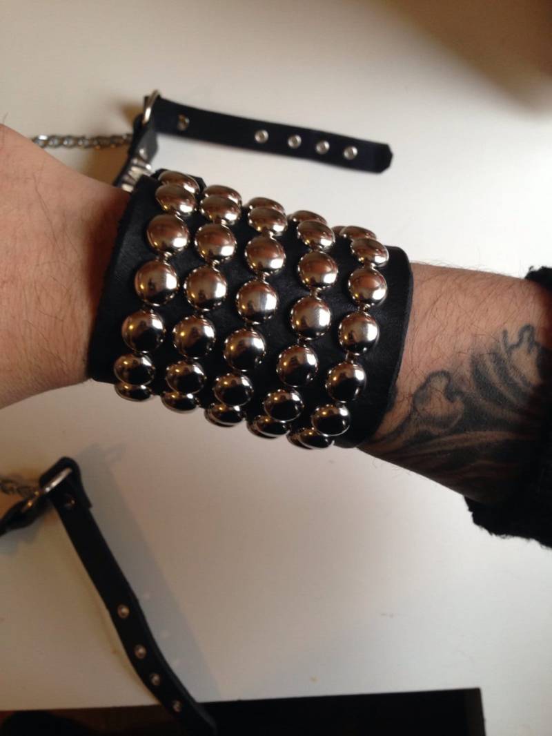 Fünfreihiges Dome Nieten-Lederarmband | Sexman Leder Fünfreihiges Dome Nieten-Lederarmband | Sexman Leder von SexmanLeather