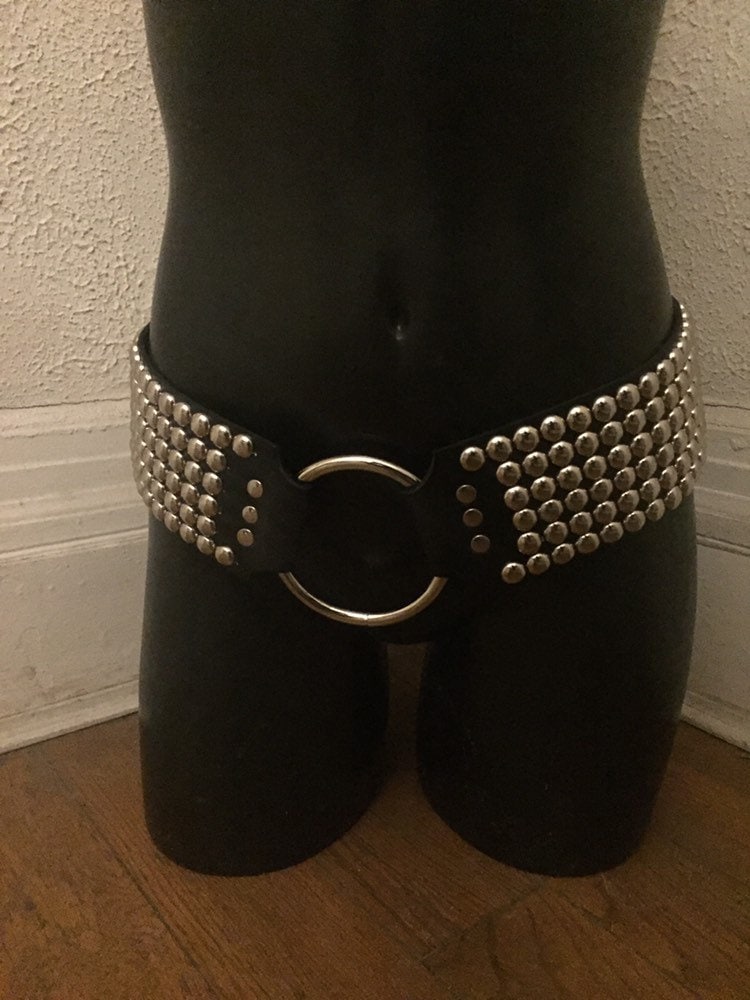 Hoch Taillierter 6 Reihiger Gürtel Mit Dome Nieten Hoch Taillierter 6 Reihiger Gürtel Mit Dome Nieten von SexmanLeather