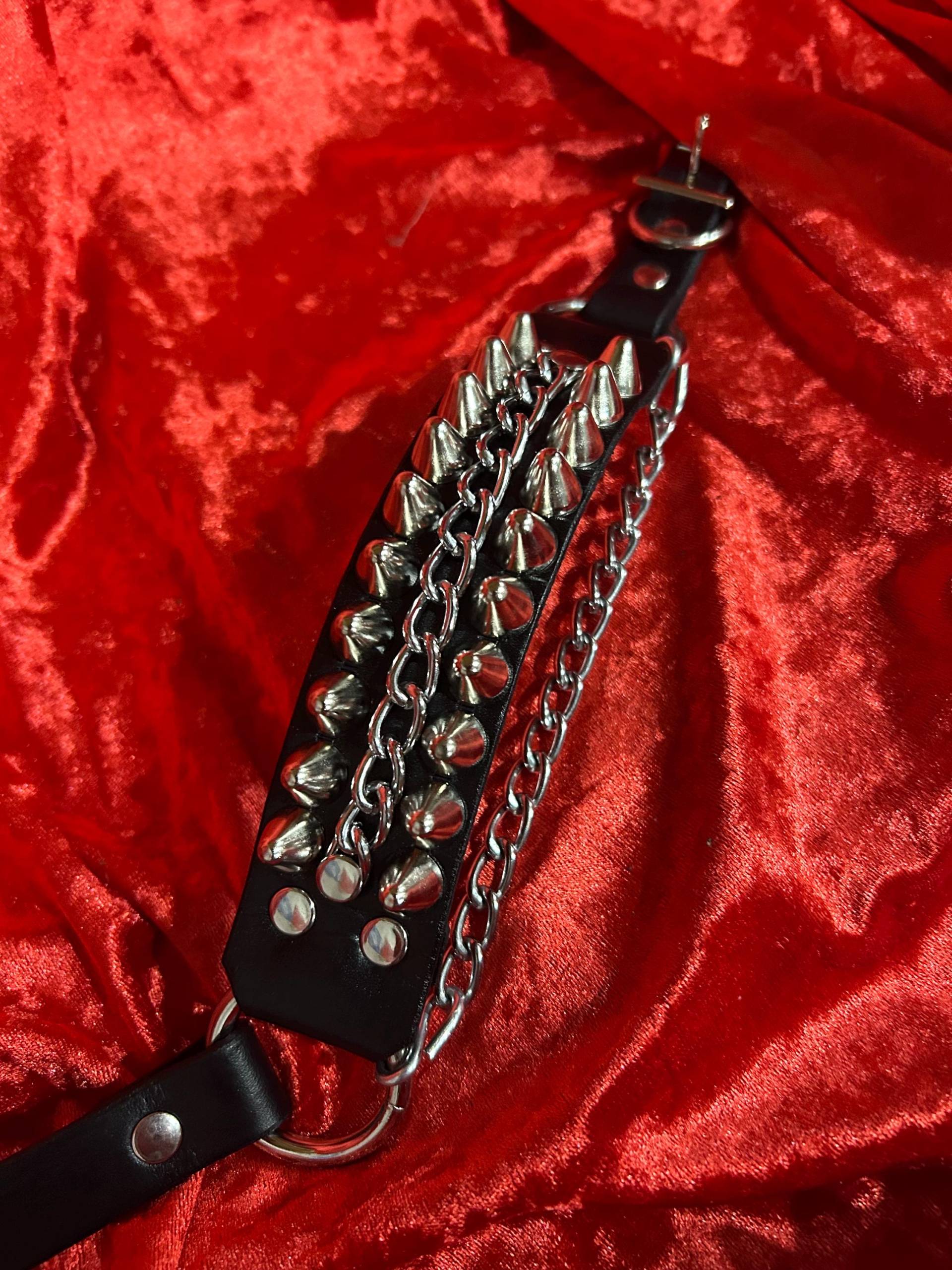 Hohe Kegel Nieten Leder Stiefelband Mit Kette | Sexman Leder Hohe Kegel Nieten Leder Stiefelband Mit Kette | Sexman Leder von SexmanLeather