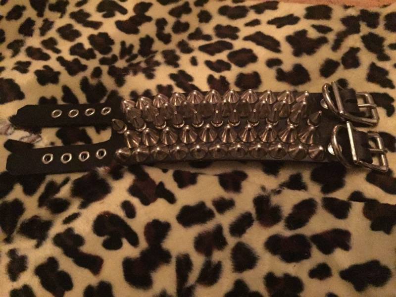 Punk-Manschette Mit Nieten Punk-Manschette Mit Nieten von SexmanLeather