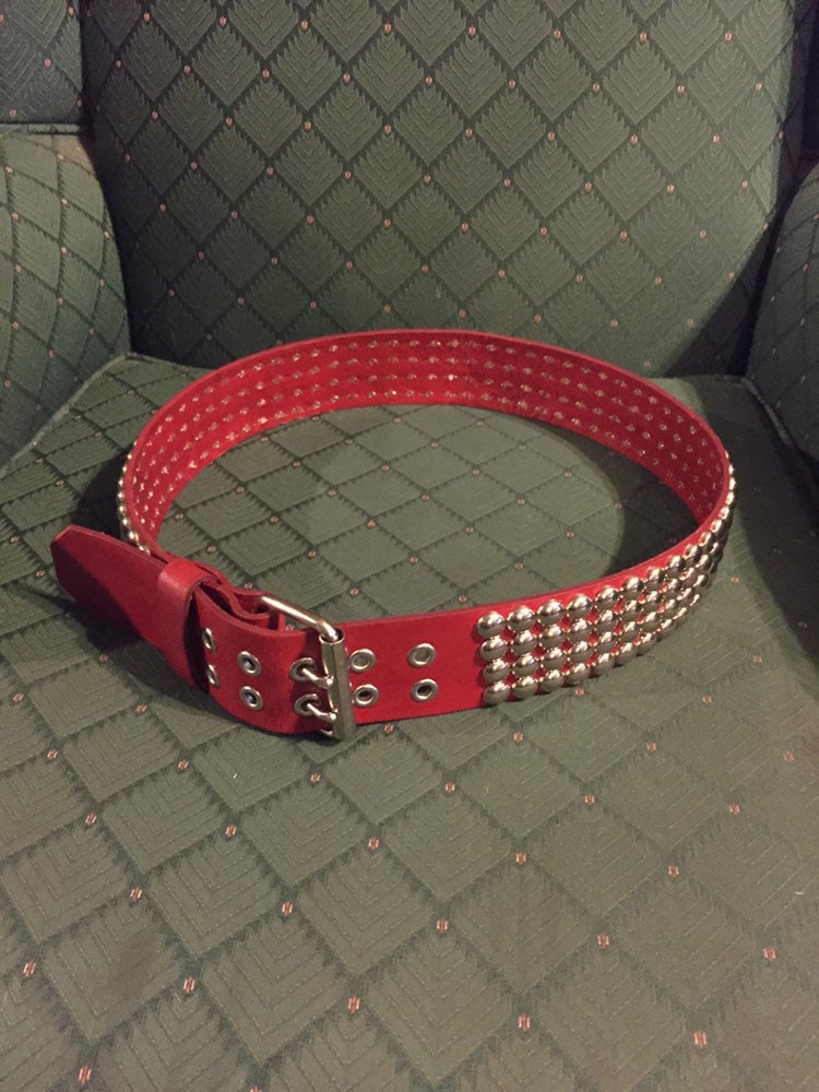 Roter Vierreihiger Beschlagener Ledergürtel Roter Vierreihiger Beschlagener Ledergürtel von SexmanLeather
