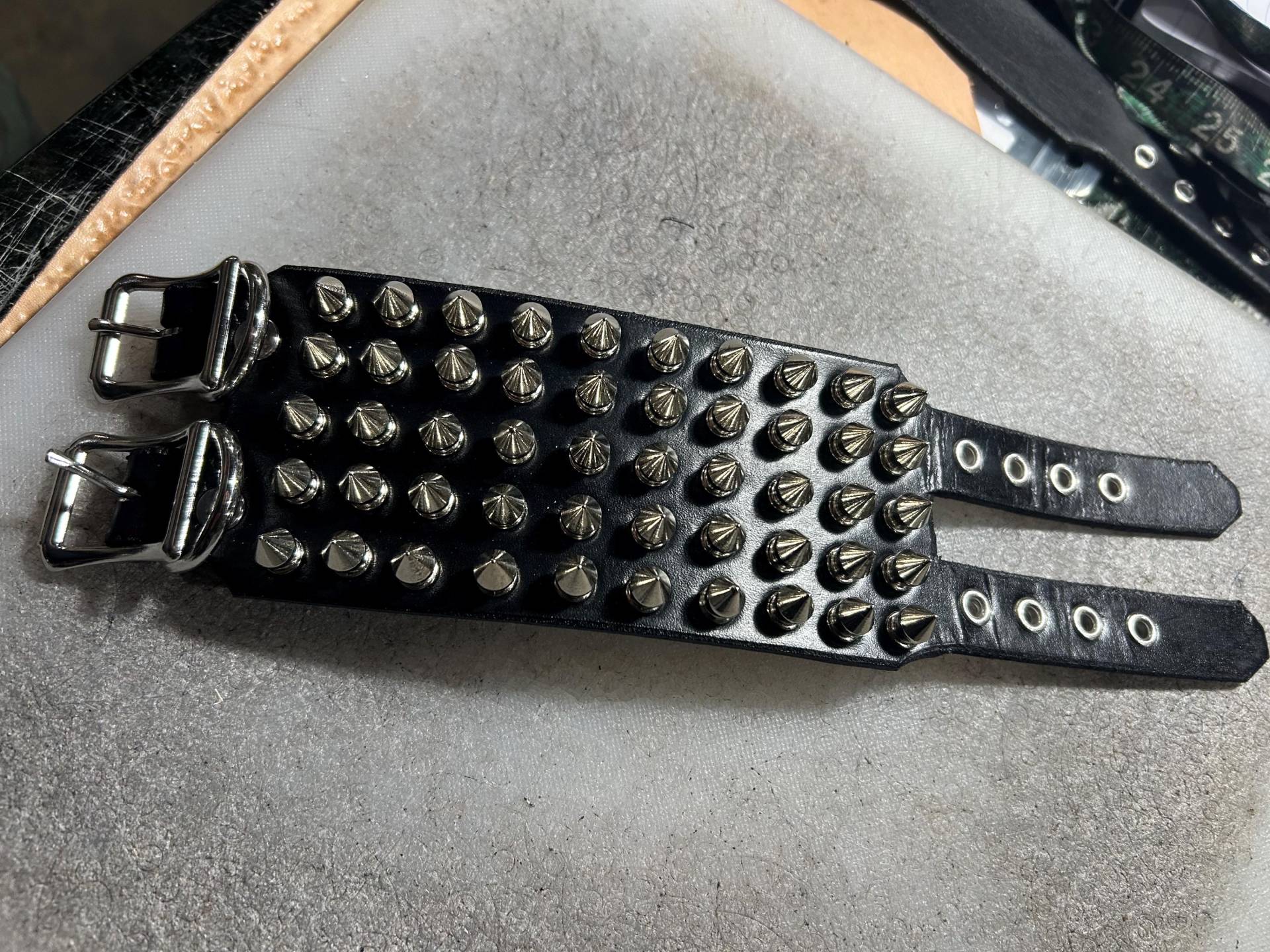 Schweres Armband Sexman Leather Fünfreihiges Spikelederarmband Schweres Armband Sexman Leather Fünfreihiges Spikelederarmband von SexmanLeather