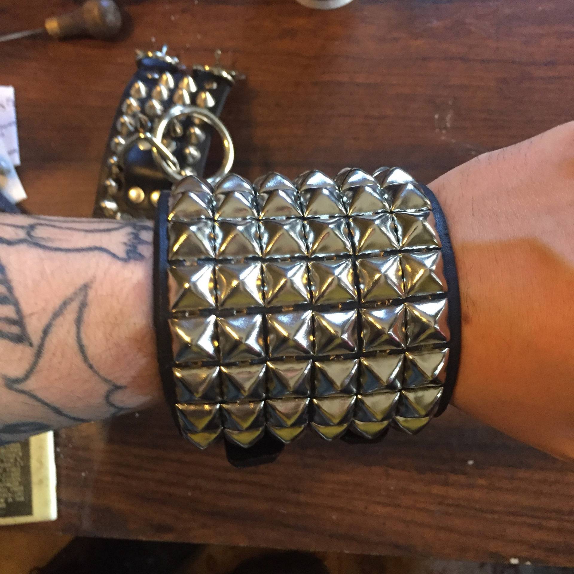 Schwermetall Sechsreihiger Pyramiden-Lederhandschuh | Sexman Leder Schwermetall Sechsreihiger Pyramiden-Lederhandschuh | Sexman Leder von SexmanLeather