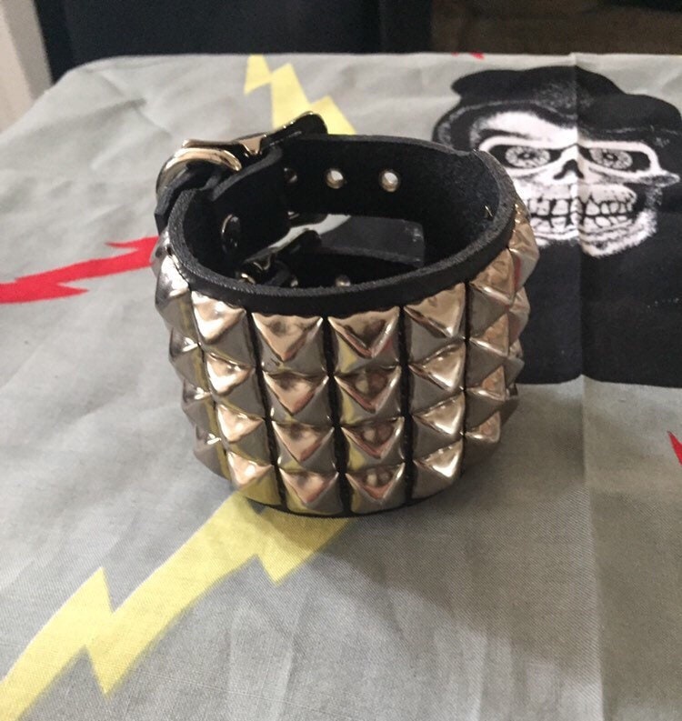 Vierreihige Pyramiden Nieten Ledermanschette | Sexman Leder Vierreihige Pyramiden Nieten Ledermanschette | Sexman Leder von SexmanLeather
