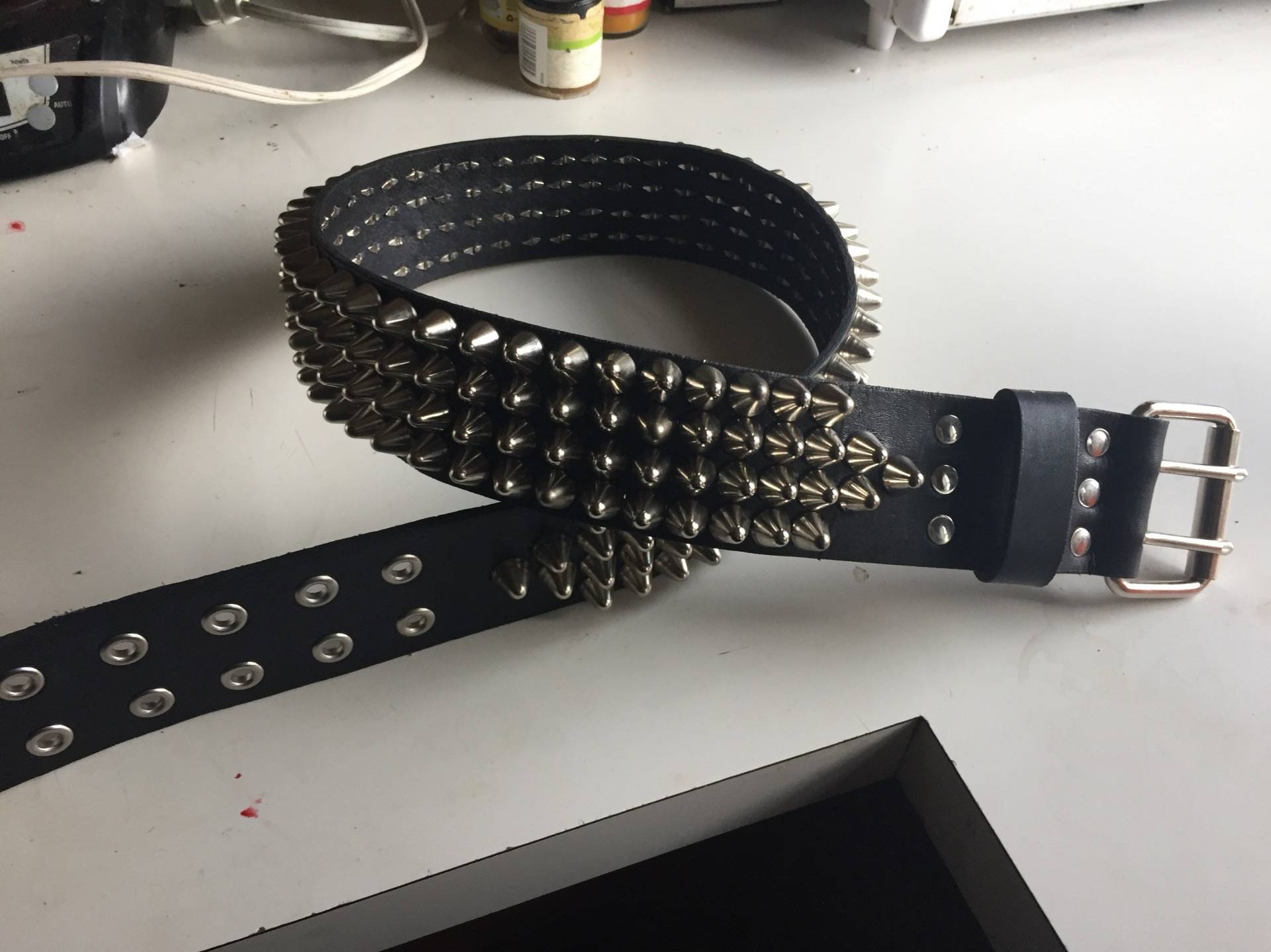 Vierreihiger Hoher Kegelnieten-Ledergürtel | Sexman Leder Vierreihiger Hoher Kegelnieten-Ledergürtel | Sexman Leder von SexmanLeather