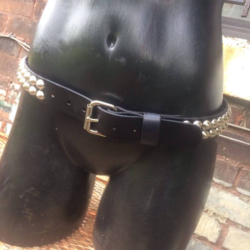 Zweireihiger Standard Kegelförmiger Nietengürtel Zweireihiger Standard Kegelförmiger Nietengürtel von SexmanLeather