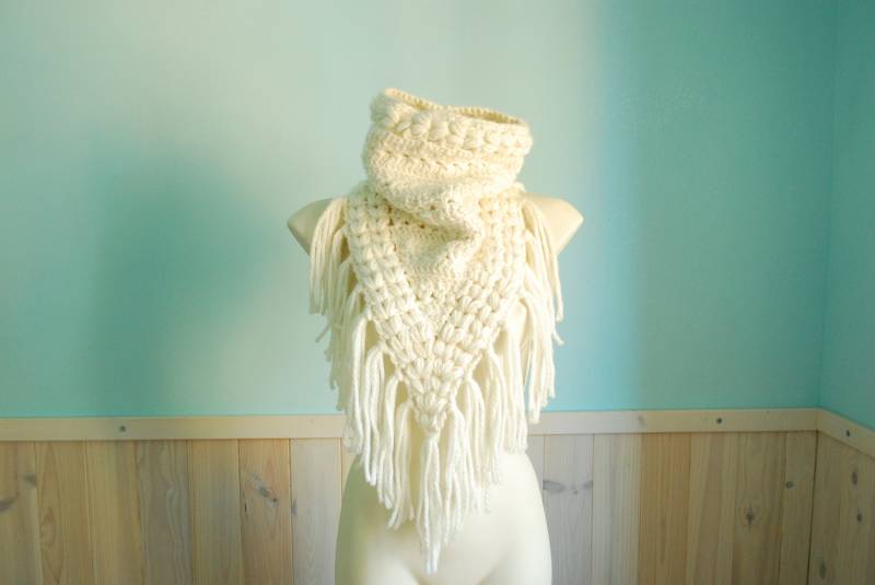 Chunky Dreieck Merino Wolle Schal Hals, Winter Große Ecru Fransen Kuh von SexyCrochetDesign