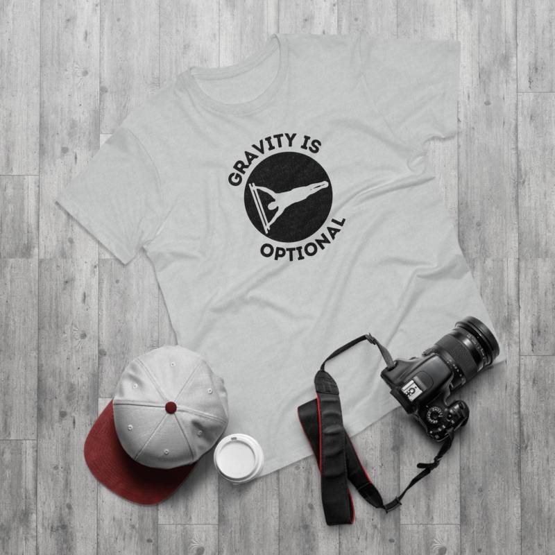Calisthenics Shirt - "Gravity Is Optional' Human Flagge Männerjersey von SeyfasGbR