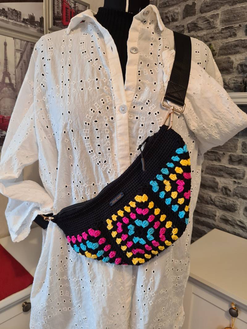 Crossbody Gehäkelt Schwarz-Bunt Farbenfroh Tasche Umhängetasche Verstellbarer Gurt Reißverschluss Trendy Crossbag 32cmx15cm Unikat von SezkasHandarbeiten