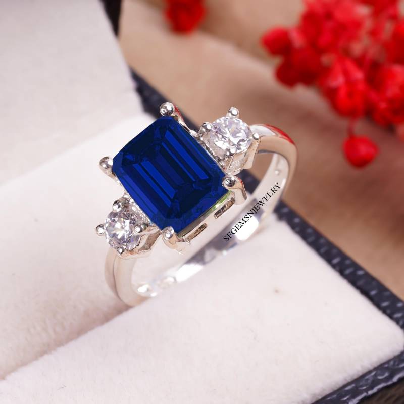 Lab Sapphire Ring 8 10 Mm Smaragdschliff Verlobungsring Ehering Massiv Sterling Silber Blauer Edelstein September Birthstone von SfGemsNJewelry