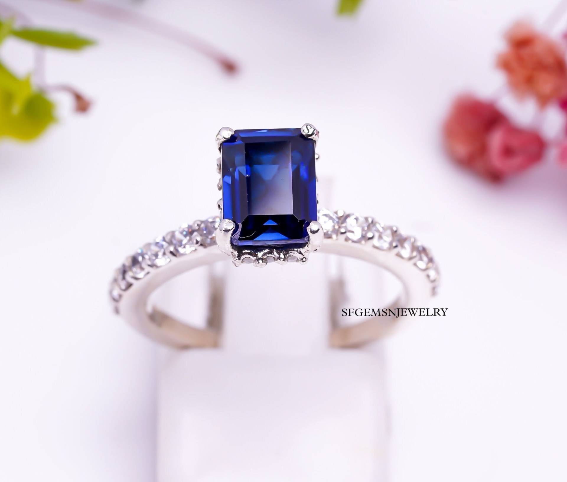 Lab Sapphire Ring September Birthstone Blauer Edelstein Smaragd Schliff Sterling Silber Verlobungsring Lab Sapphire Ring September Birthstone Blauer Edelstein Smaragd Schliff Sterling Silber Verlobungsring von SfGemsNJewelry