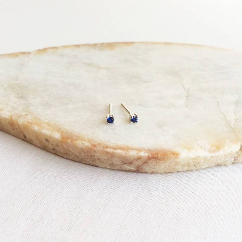 Teeny Tiny Ohrringe -Sehr Kleine Ohrstecker - Sapphire Winzige 2 Mm Weißgold Teeny Tiny Ohrringe -Sehr Kleine Ohrstecker - Sapphire Winzige 2 Mm Weißgold von SforSparkleShop