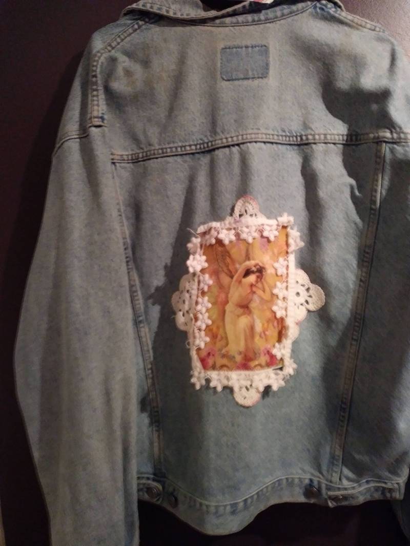 Jeansjacke - Elfenverzierung Jeansjacke - Elfenverzierung von ShabbyChicsterStudio