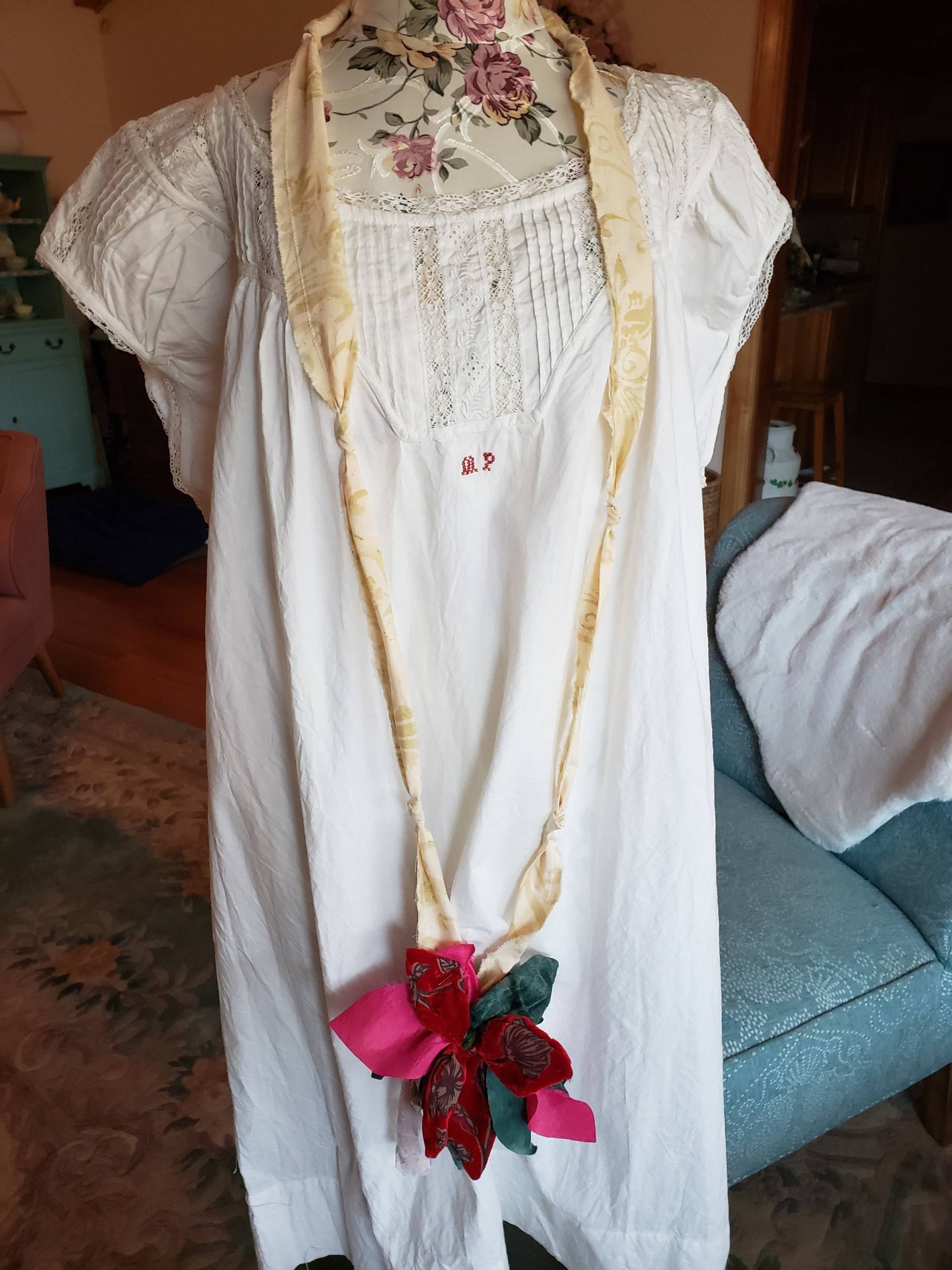 Floral Stoff Halskette Rosa Und Grün Seide Samt Spitzenhalskette 37" Lang von ShabbyMadebyTerri