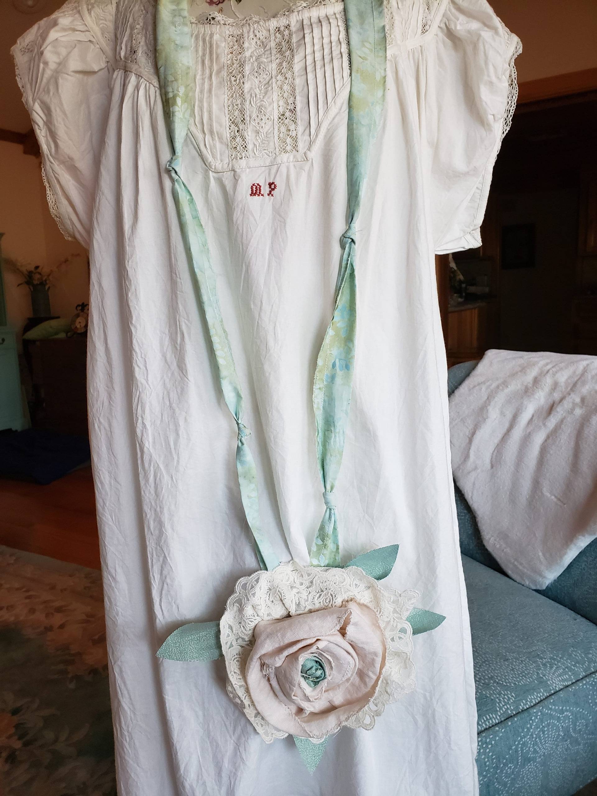 Leinen & Spitze Halskette Stoff Magnolia Blüte in Baumwolle Geknotete Kette 36" Lang von ShabbyMadebyTerri