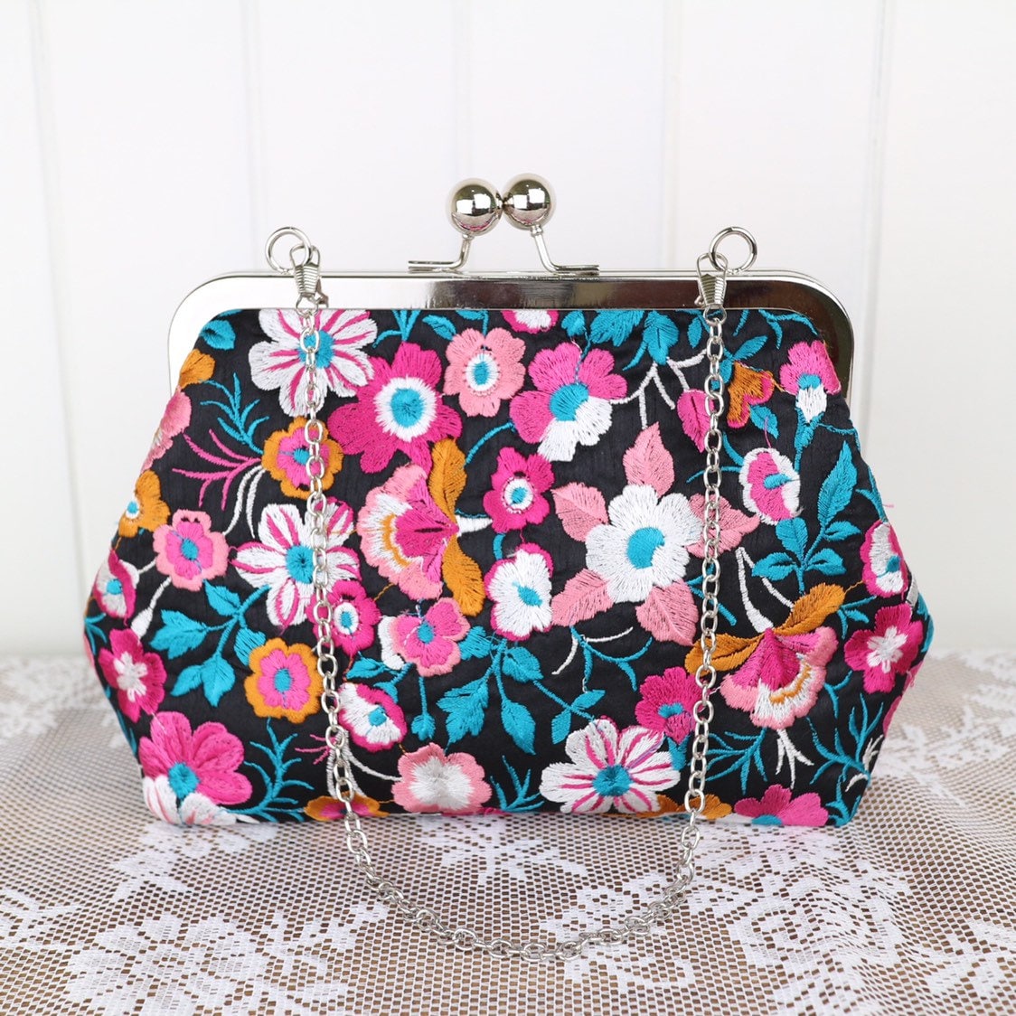 Bestickte Clutch Geldbörse Mit Metallverschluss Schwarz Und Rosa Bestickte Clutch Geldbörse Mit Metallverschluss Schwarz Und Rosa von ShabbySugarplum