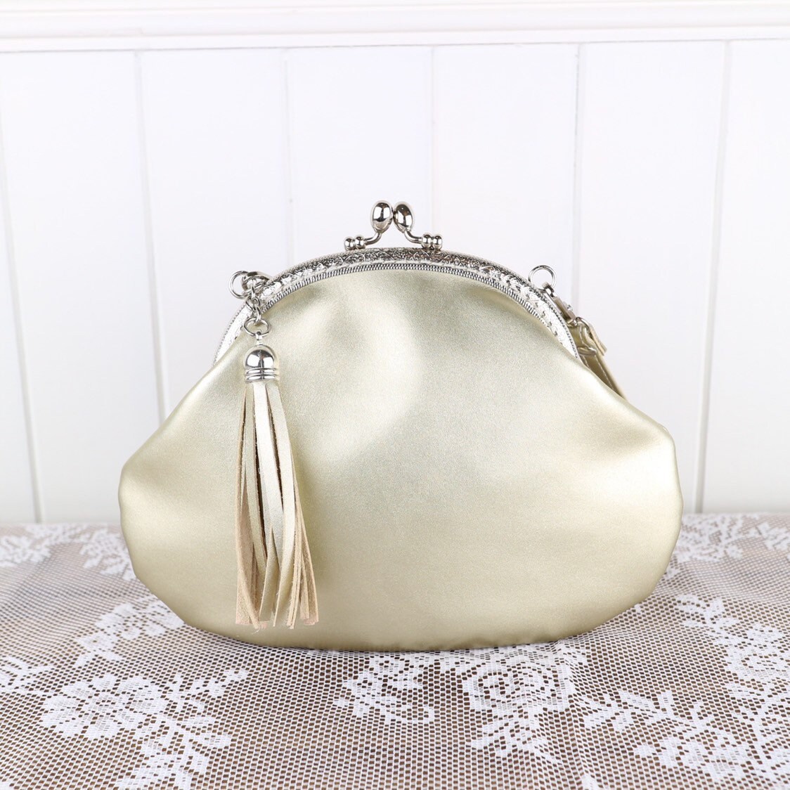 Hellgold Vegane Ledertasche Mit Quaste Und Metallverschluss Hellgold Vegane Ledertasche Mit Quaste Und Metallverschluss von ShabbySugarplum