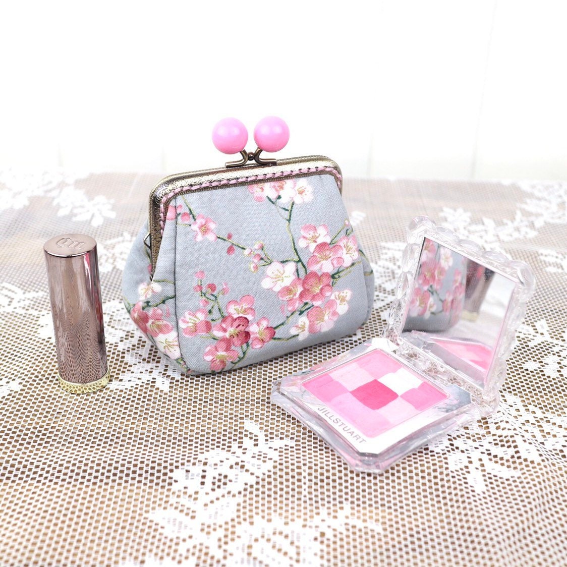 Kirschblüten Mini Kosmetiktasche Mit Clipverschluss Grau Und Pink Kirschblüten Mini Kosmetiktasche Mit Clipverschluss Grau Und Pink von ShabbySugarplum