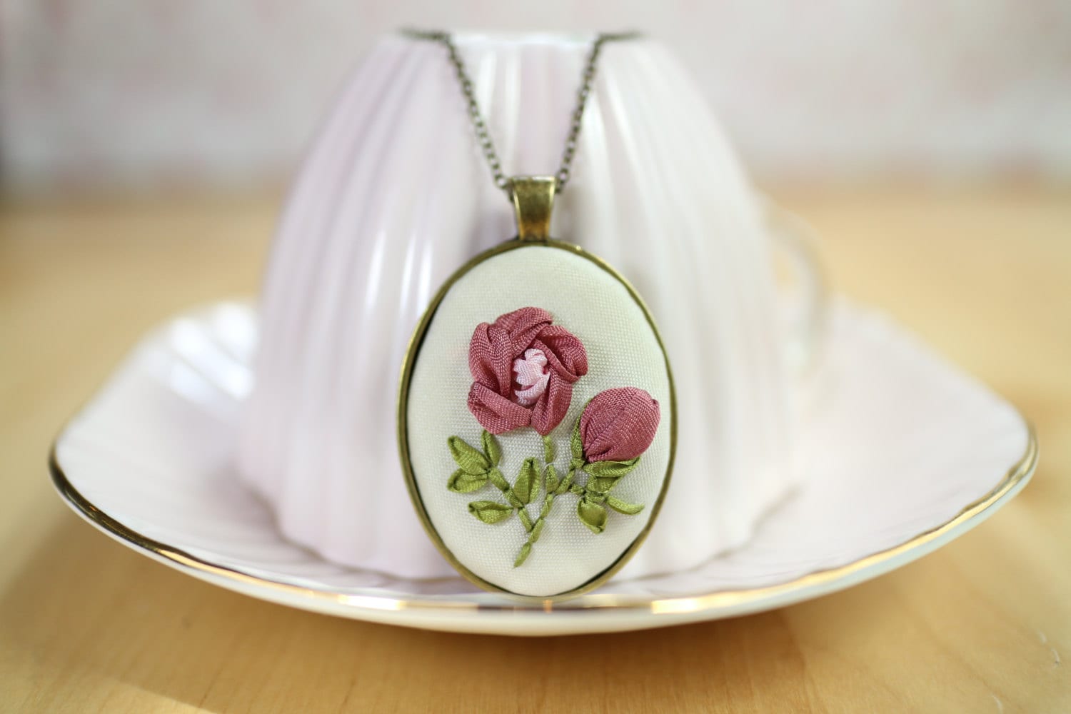 Lila Blumen Halskette Anhänger. Seidenband Stickerei. Vintage Inspirierter Schmuck Lila Blumen Halskette Anhänger. Seidenband Stickerei. Vintage Inspirierter Schmuck von ShabbySugarplum