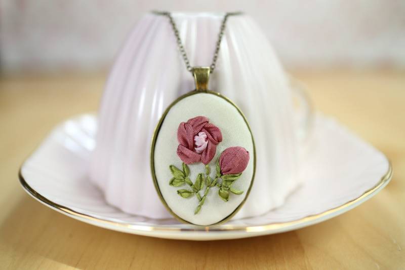 Lila Blumen Halskette Anhänger. Seidenband Stickerei. Vintage Inspirierter Schmuck von ShabbySugarplum