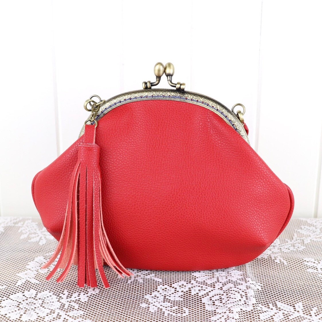 Vegane Ledertasche Mit Quaste Und Metallverschluss - Rot Vegane Ledertasche Mit Quaste Und Metallverschluss - Rot von ShabbySugarplum