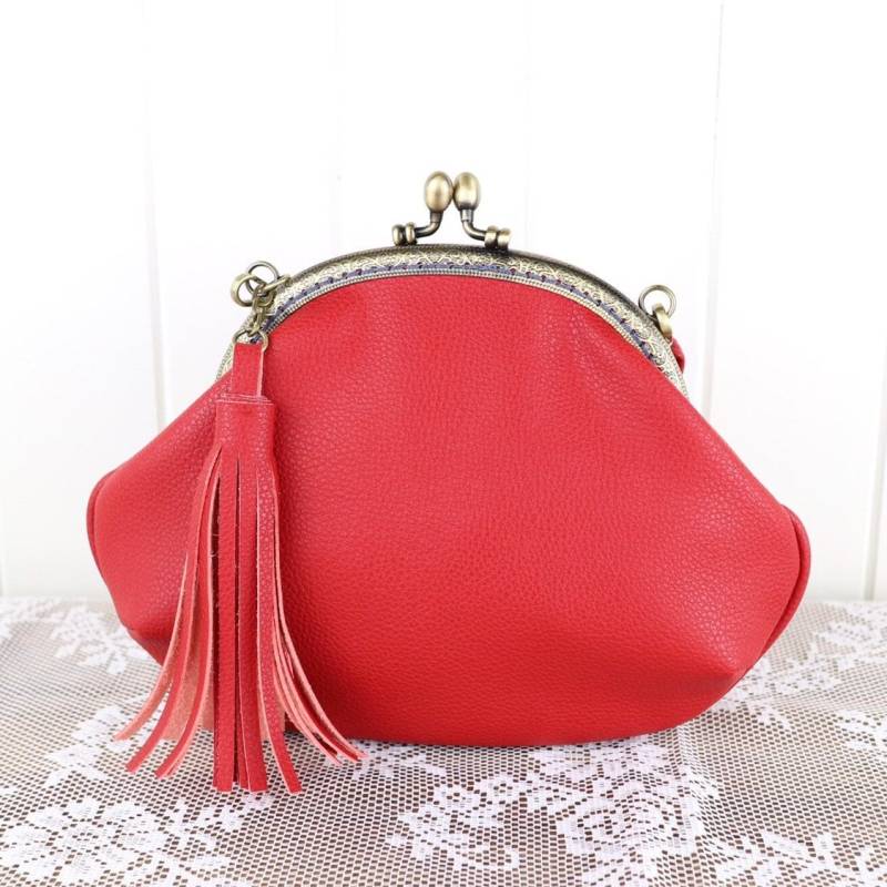 Vegane Ledertasche Mit Quaste Und Metallverschluss - Rot Vegane Ledertasche Mit Quaste Und Metallverschluss - Rot von ShabbySugarplum