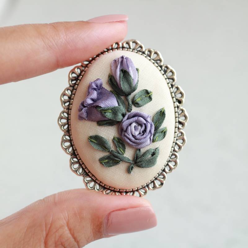 Webband Stickerei Brosche Lavendel Lila Rose Shabby Chic Vintage Style Oval Antik Silber Pin Webband Stickerei Brosche Lavendel Lila Rose Shabby Chic Vintage Style Oval Antik Silber Pin von ShabbySugarplum