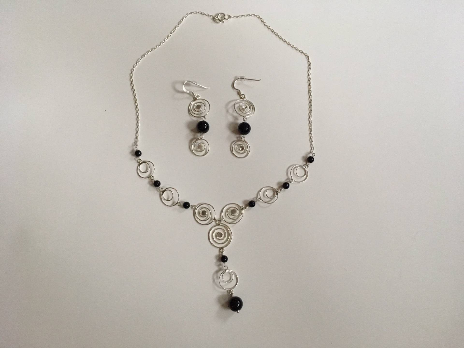 Handgemachte Wunderschöne Runde 4mm & 8mm Schwarz Spinal Edelsteine 925 Sterling Silber Halskette Und Ohrringe Handgemachte Wunderschöne Runde 4mm & 8mm Schwarz Spinal Edelsteine 925 Sterling Silber Halskette Und Ohrringe von ShabloolAndBeyond