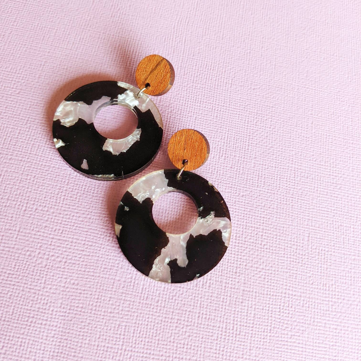 Restposten Zum Halben Preis Schwarz Und Weiß Hoop Statement Ohrringe von ShadeOfABonsai