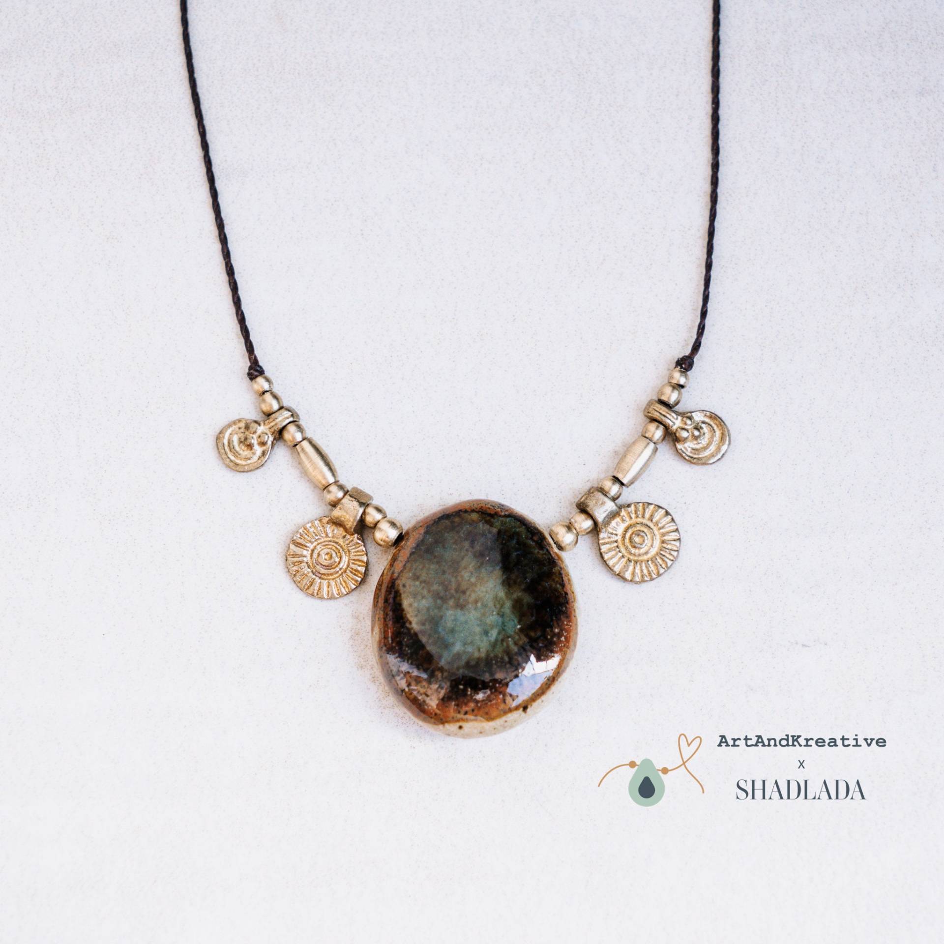 Artandkreative X Shadlada Makramee Kette Mit Keramik Anhänger in Der Farbe Kaffee Einzelstück Artandkreative X Shadlada Makramee Kette Mit Keramik Anhänger in Der Farbe Kaffee Einzelstück von Shadlada