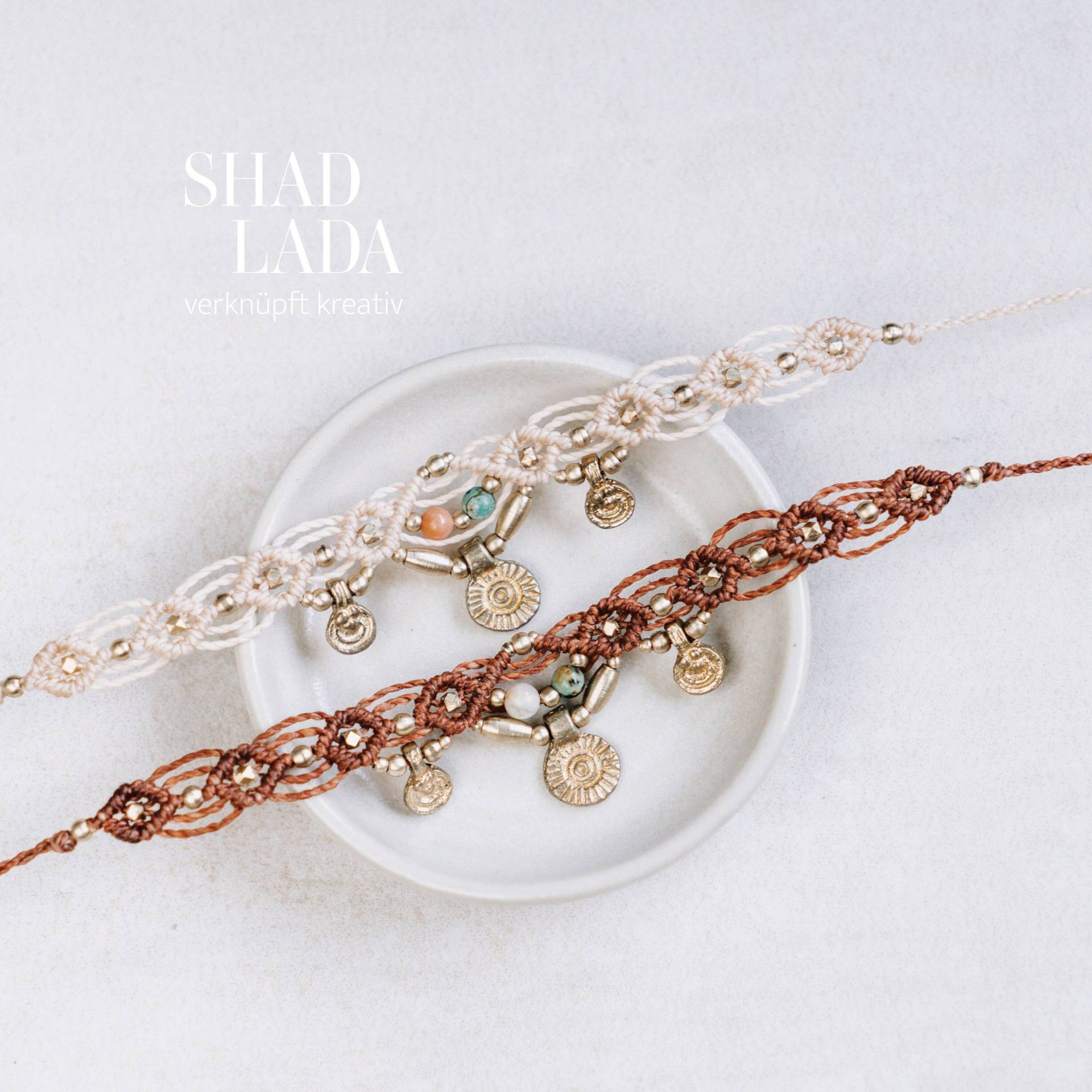 Makramee Armband Boho Bracelet Mit Goldenem Sonnen Anhänger Und Goldenen Perlen in Vielen Farben Makramee Armband Boho Bracelet Mit Goldenem Sonnen Anhänger Und Goldenen Perlen in Vielen Farben von Shadlada