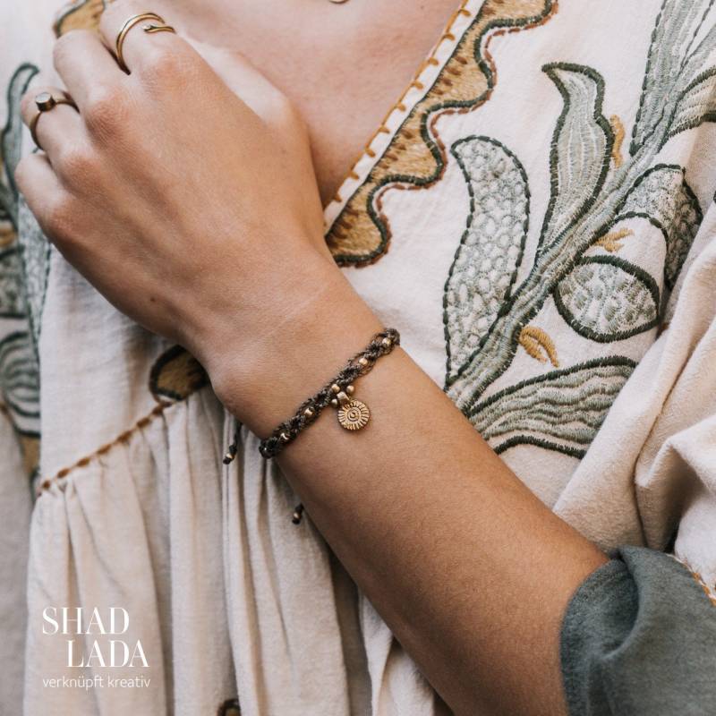 Makramee Armband Diamond Mit Goldenem Sonnenanhänger in Der Farbe Deiner Wahl Makrameeschmuck, Makrameearmband, Sonnen Schmuck von Shadlada