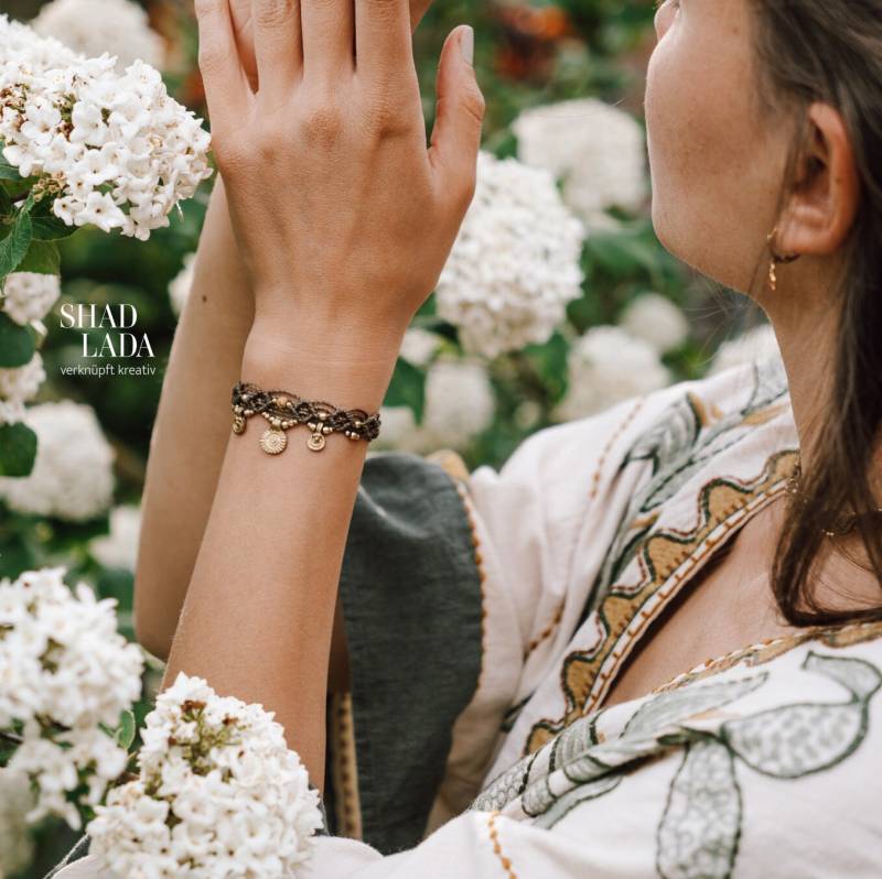 Makramee Armband Pearl Of Sun Mit Goldenem Sonnen Anhänger Und Bunten Perlen in Vielen Farben von Shadlada