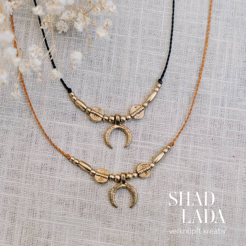 Makramee Kette Moon in Der Farbe Deiner Wahl Makrameeschmuck, Makrameekette, Mond, Mondkette von Shadlada