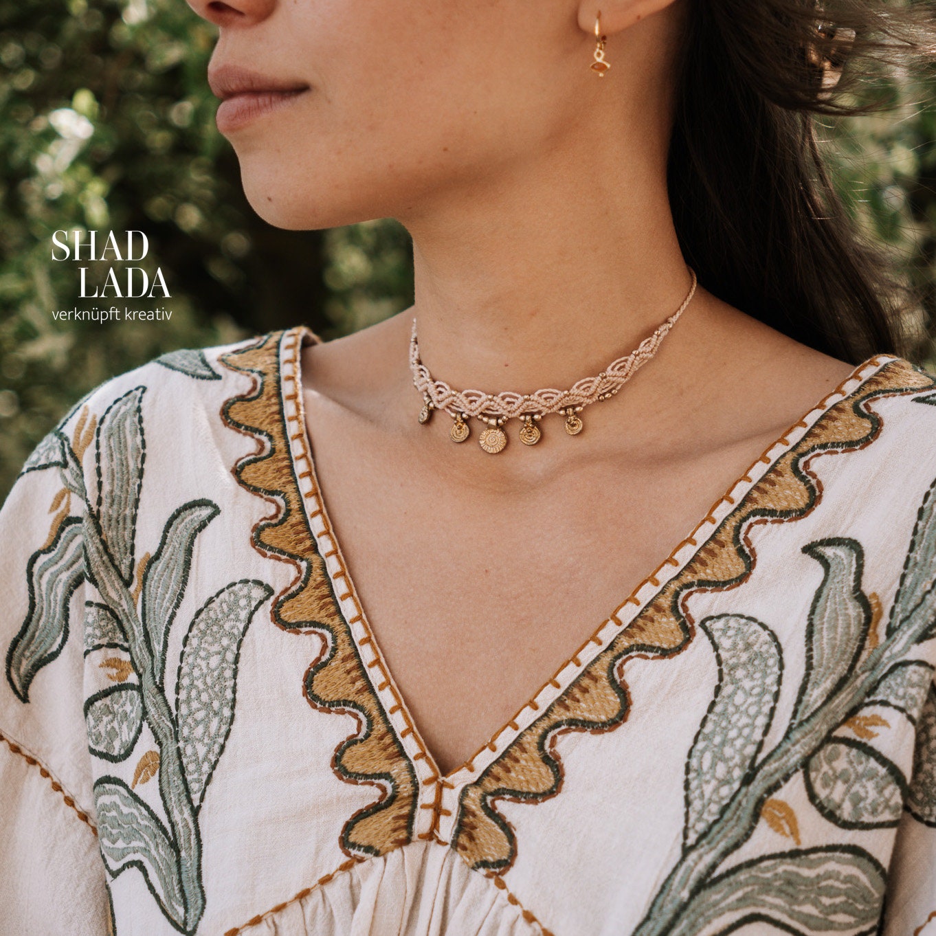 Makramee Kette Ocean Waves Mit Goldenen Anhängern Und Perlen in Der Farbe Deiner Wahl Makrameeschmuck, Makrameekette, Selbstgeknüpft Makramee Kette Ocean Waves Mit Goldenen Anhängern Und Perlen in Der Farbe Deiner Wahl Makrameeschmuck, Makrameekette, Selbstgeknüpft von Shadlada