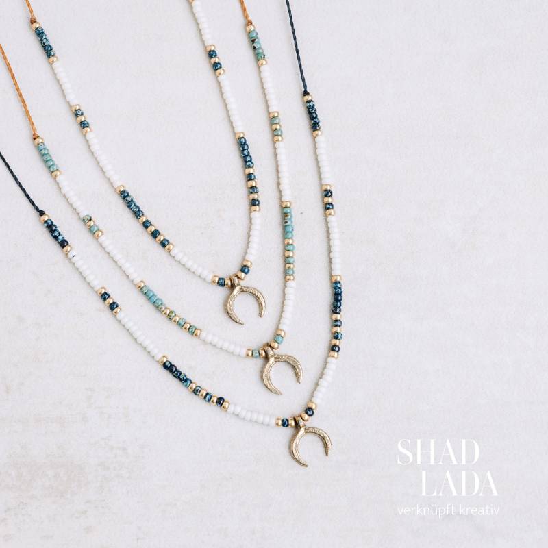 Makramee Perlenkette Golden Moon Mit Goldenem Mond Anhänger Und Bunten Perlen in Verschiedenen Farben Handgemachter Schmuck Mondschmuck von Shadlada
