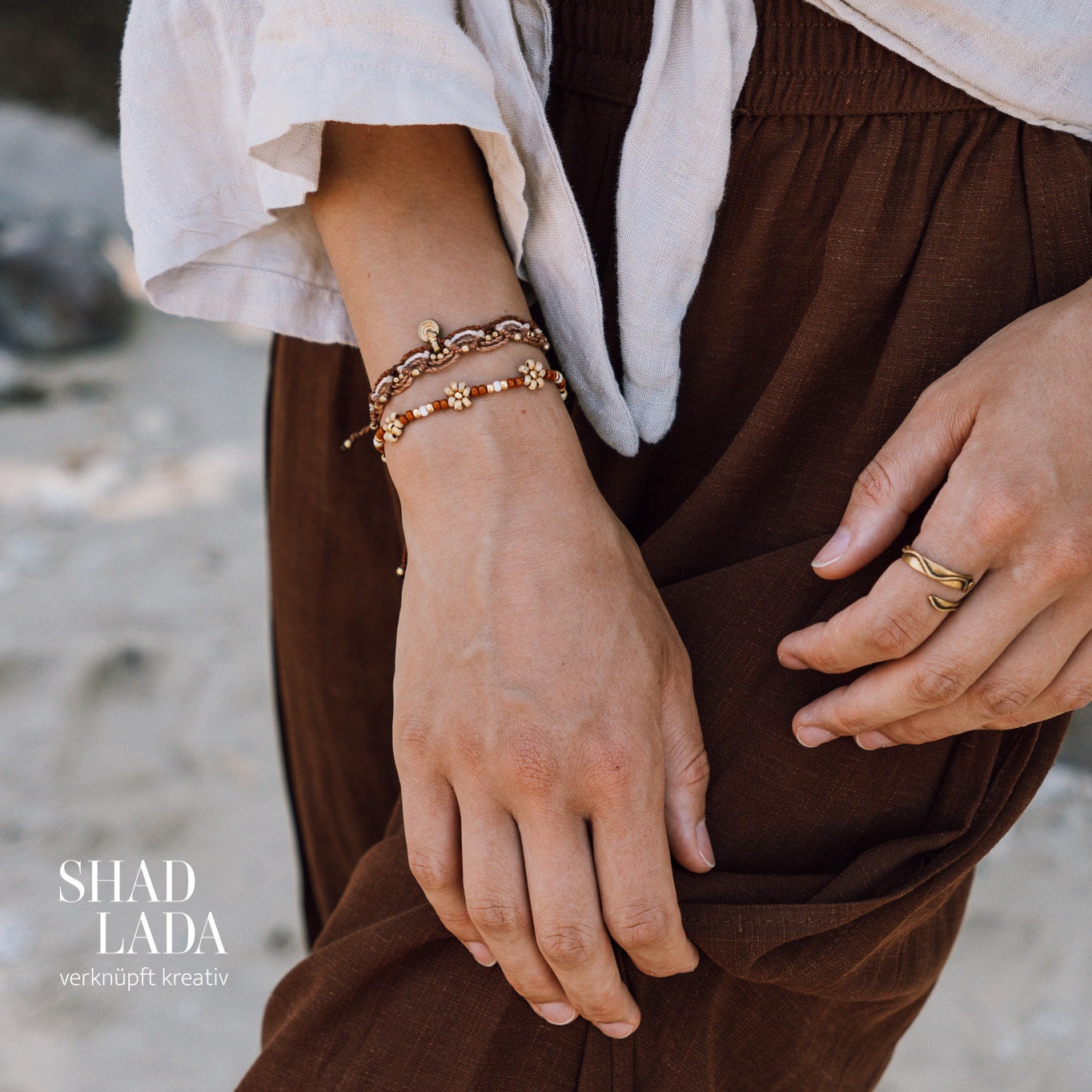 Ocean Collection Dreifarbige Makramee Armbänder Mit Perlen Ocean Collection Dreifarbige Makramee Armbänder Mit Perlen von Shadlada