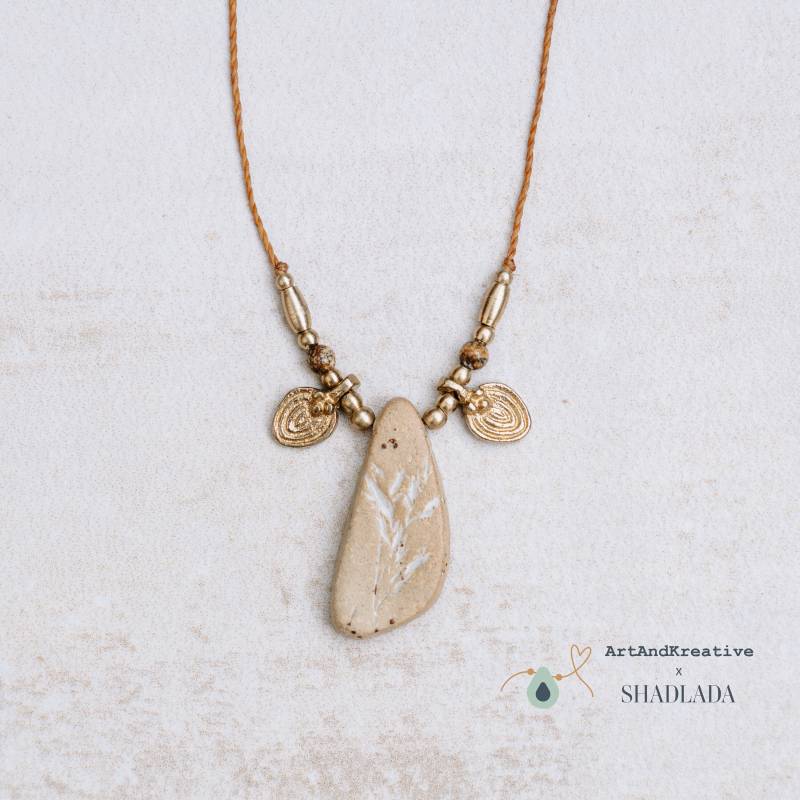 Wildflower Kollektion Artandkreative X Shadlada Makramee Kette Mit Keramik Anhänger in Der Farbe Ocker Einzelstück von Shadlada