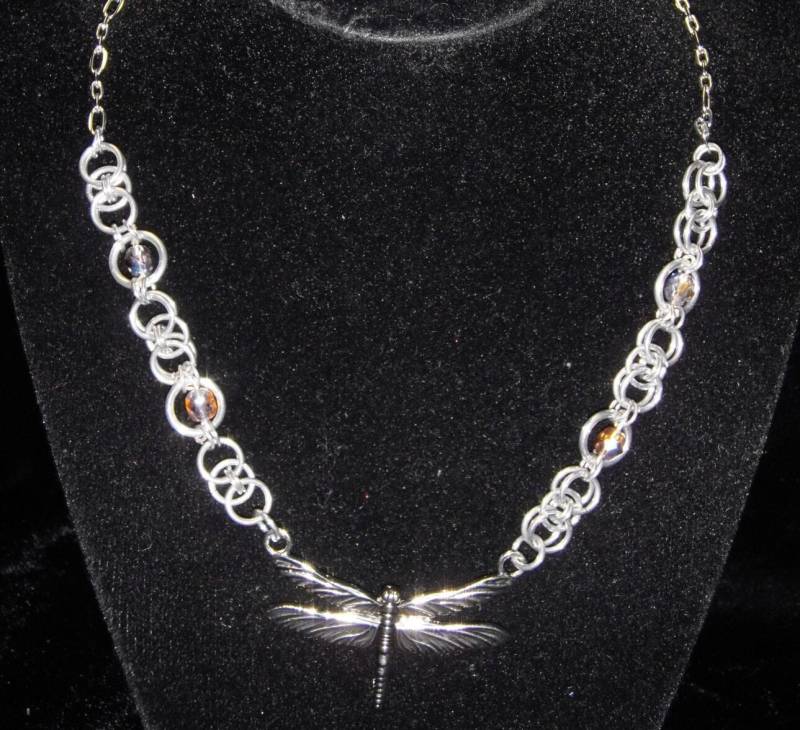 Chainmail Und Crystal Libellen-Halskette - Fünf Farben Zur Auswahl Zehn Bereits Hergestellt Bereit Zum Versand Chainmail Und Crystal Libellen-Halskette - Fünf Farben Zur Auswahl Zehn Bereits Hergestellt Bereit Zum Versand von ShadowfaxStudio