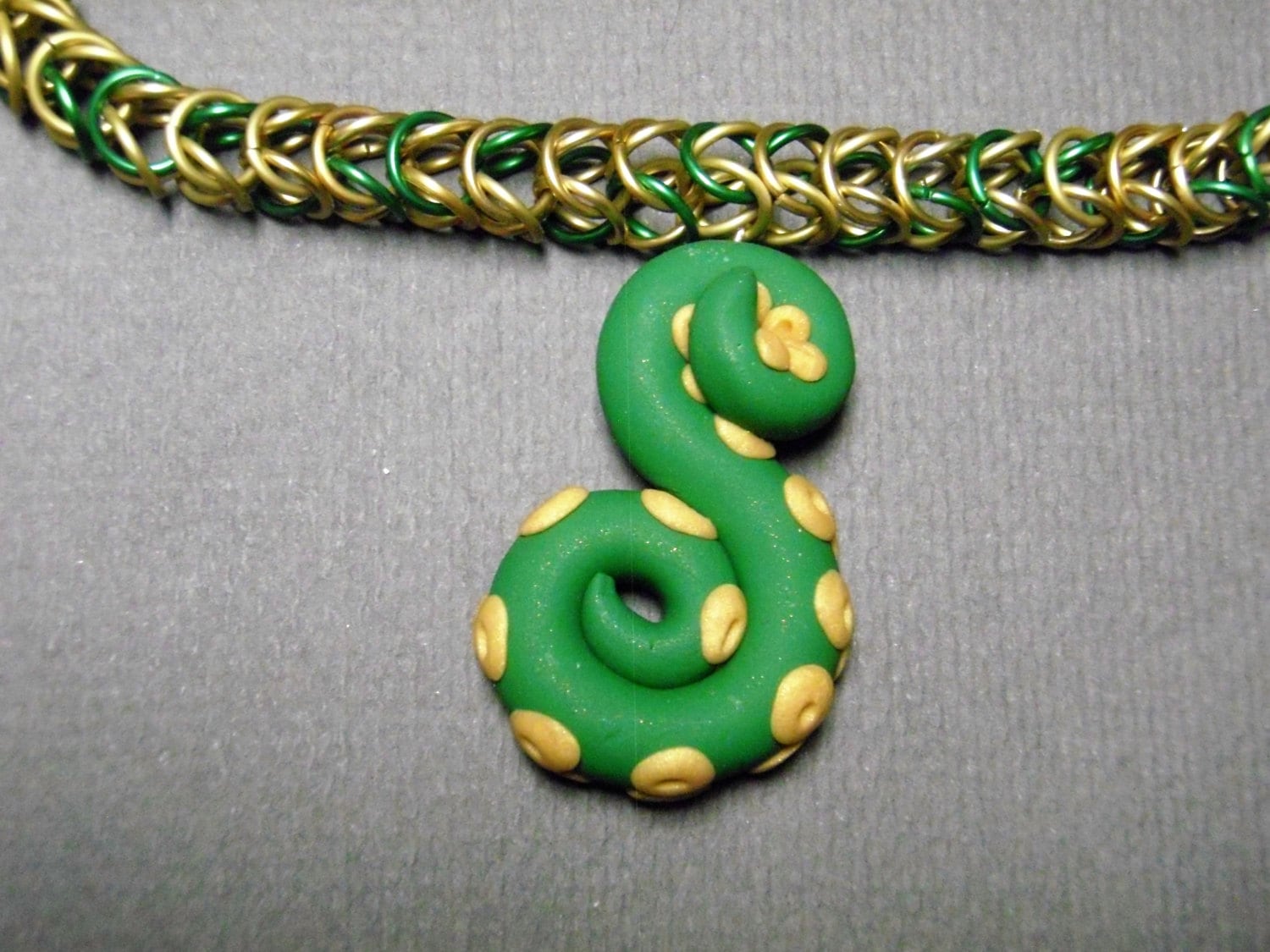 Kettenanhänger in Grün Und Gold Mit Oktopus Tentakel Anhänger Kettenanhänger in Grün Und Gold Mit Oktopus Tentakel Anhänger von ShadowfaxStudio