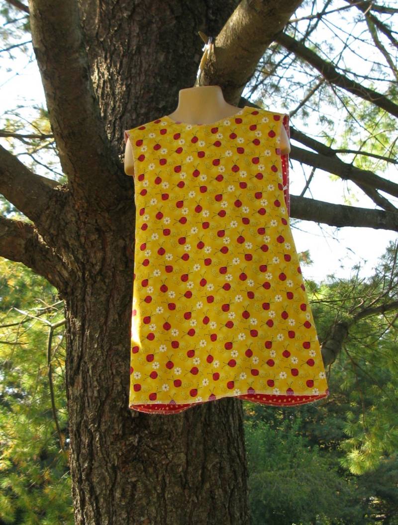 Wendepullover Mit Marienkäfer Und Roten Poka Dots von ShahanRose